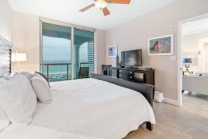 彭萨科拉海滩Portofino Island Resort & Spa Tower Two 1306的一间卧室设有一张床,享有海景