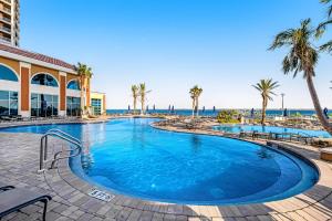 彭萨科拉海滩Portofino Island Resort & Spa Tower Two 1306的一座棕榈树环绕的游泳池,
