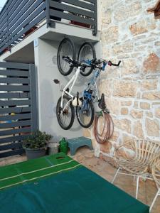 瓦布里加Apartment Patrik的挂在椅子旁边的墙上的自行车