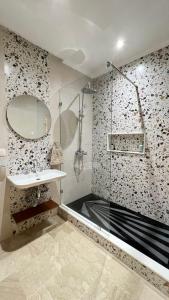 卡萨布兰卡Petit nid douillé au coeur de Casablanca的带淋浴、盥洗盆和镜子的浴室