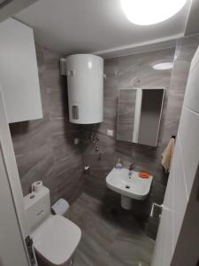 斯科普里Cozy convenient stay in Skopje的浴室配有白色卫生间和盥洗盆。