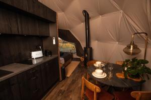 雷克雅未克Reykjavik Domes的帐篷内带桌子的用餐室