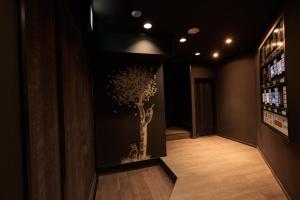 旭川旭川ホテル818-大人専用的墙上有树样的走廊