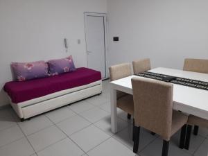 埃斯佩兰萨Departamento céntrico的客房设有一张床、一张书桌和键盘