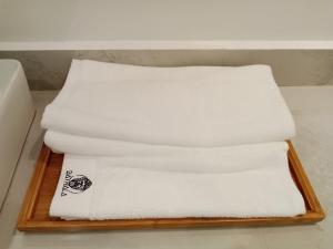 邦劳Bathala Resort的木托盘上的白色毛巾堆