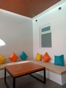 邦劳Bathala Resort的带多彩枕头的长凳客房