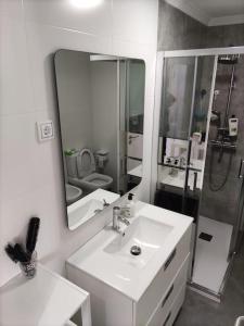 马尔皮卡Casa Consuelo Malpica的白色的浴室设有水槽和镜子