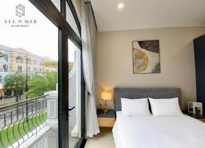 富国Sel de Mer Apartment Grand World Phu Quoc的一间卧室设有一张床和一个大窗户