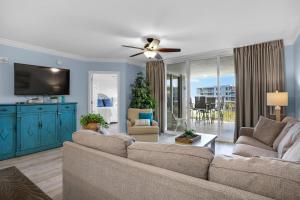 沃尔顿堡滩Heron 507- A Wave From It All的带沙发和吊扇的客厅
