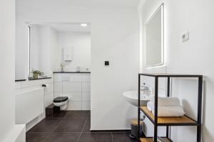 波鸿Mark 51-7 - Workplace - Netflix - Washer Dryer - Modern Design的白色的浴室设有卫生间和水槽。