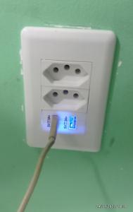 大坎普市Condominio casas do campo的插入的电线的白色电源插座