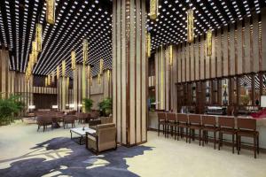 西安西安皇苑华美达广场酒店的大楼内带桌椅的大堂