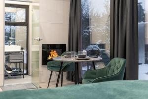 Juniper Villas - Standard & Delux的一间带桌椅和壁炉的用餐室