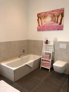 马尔肖Loft mit Seeblick的带浴缸和卫生间的浴室。