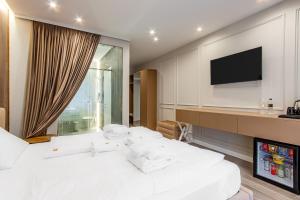 布克维Olimp Hotel的酒店客房设有两张床和一台平面电视。