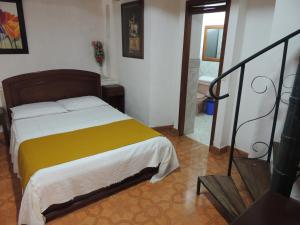 OcañaHotel Real的一间卧室配有一张黄色毯子床