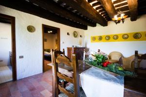古比奥ABBAZIA DI VALLINGEGNO的一间带餐桌的客厅和一间客厅。