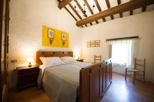 古比奥ABBAZIA DI VALLINGEGNO的一间卧室设有一张大床和一个窗户。
