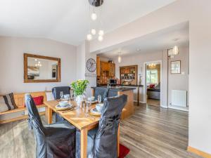 西蒙兹亚特Flyby Cottage的用餐室以及带桌椅的起居室。