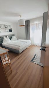 卡普伦Haus Laubreuter的一间卧室配有一张床,铺有木地板