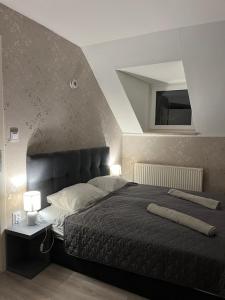 索普隆Jager Guesthouse的一间卧室配有一张大床和灰色床头板