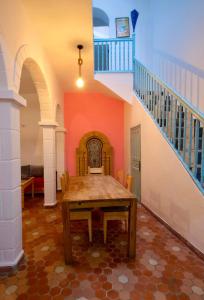 索维拉阿尔阿保萨斯酒店的一间带桌子和楼梯的用餐室