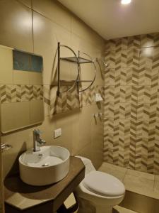 万卡约Hotel Rey的一间带水槽和卫生间的浴室