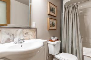 斯特拉福德Henry House - Patio Suite - An Arrivals Stay的一间带水槽、卫生间和淋浴的浴室