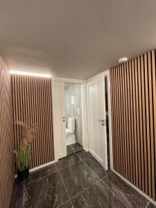 翁达尔斯内斯lovely UNDERGROUND flat ÅNDALSNES的客房设有带卫生间的浴室。