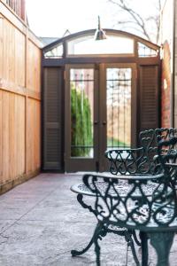 斯特拉福德Henry House - Patio Suite - An Arrivals Stay的门前的长凳和桌子
