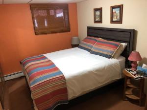 贾斯珀小熊旅馆的卧室设有一张白色大床和一扇窗户。