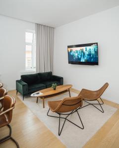 奥西耶克Luxury wellness apartment SHA的客厅配有沙发和桌子