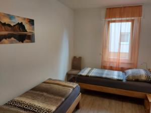 厄扎森Ferienwohnung Popp的一间卧室设有两张床和窗户。