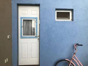 OvnatBeautiful Dead Sea Unit的蓝色的建筑,有白色的门和自行车