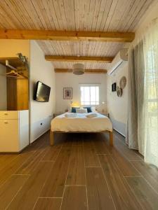 OvnatBeautiful Dead Sea Unit的卧室中间设有一张床