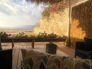 OvnatBeautiful Dead Sea Unit的庭院设有石墙和植物桌子
