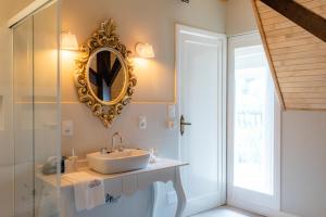弗赖堡Castelo Boutique Hotel的浴室设有水槽和墙上的镜子