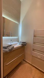 维勒蒙布勒By nuit-parisienne : Superbe appartement avec SPA et terrasse privée的一间带水槽和镜子的浴室