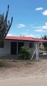 比利亚维哈Tatacoa barzalosa posada的一间白色的小房子,有红色的屋顶