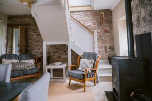 GartocharnDunruadh Cottage的一间带椅子和楼梯的客厅