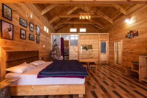 Khajjiar Wolfandwoods的小木屋内一间卧室,配有一张床