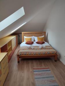 布拉索夫RETRO HOUSE的阁楼上的卧室配有一张大床