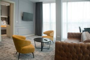 贝尔格莱德H41 Luxury Suites的客厅配有沙发、椅子和桌子