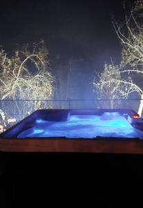 GudciHouse with hot tub, sauna and swimming pool near Zagreb的深层的蓝色热水浴池