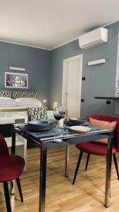 热那亚Le Chicche del Porto - Bleu的一间带桌椅和一张床的用餐室