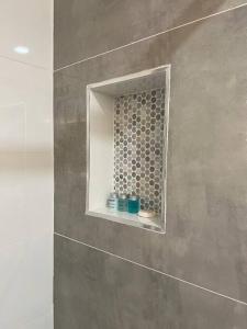 海里亚市Stunning Deluxe Studio的浴室的墙壁上设有小窗户。