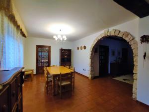 厄尔·布尔戈·德·奥斯马Finca Paraíso Rural的一间带桌子和拱门的用餐室