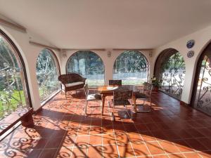 厄尔·布尔戈·德·奥斯马Finca Paraíso Rural的客房设有桌椅和窗户。