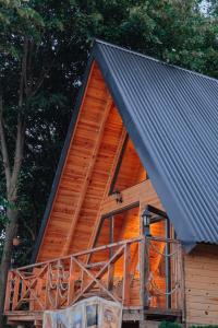 萨潘贾Bungalow green love sapanca的小木屋,带金属屋顶