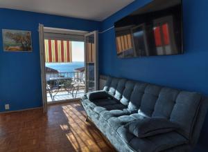 茨里克韦尼察Apartments Kety - Central heating的客厅设有一张沙发,客厅设有蓝色的墙壁